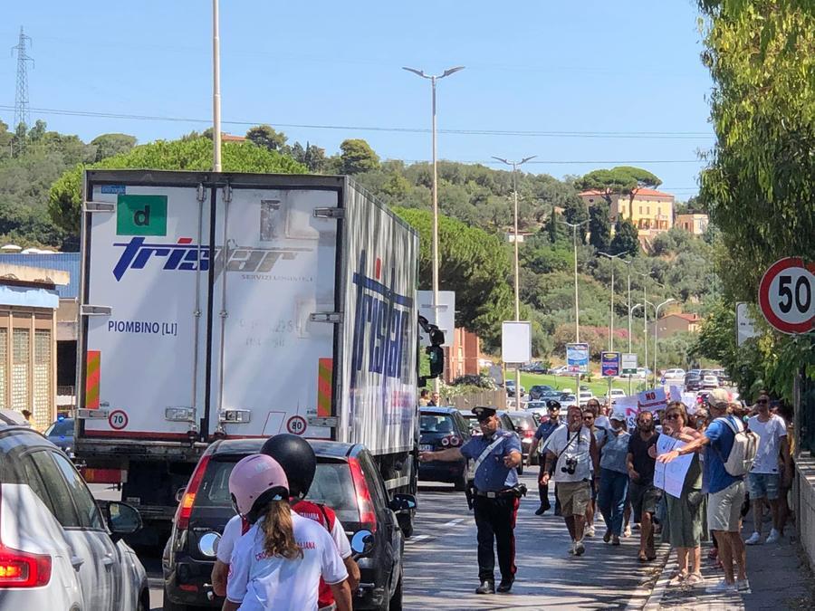 Piombino, la protesta contro il rigassificatore blocca il traffico – Video