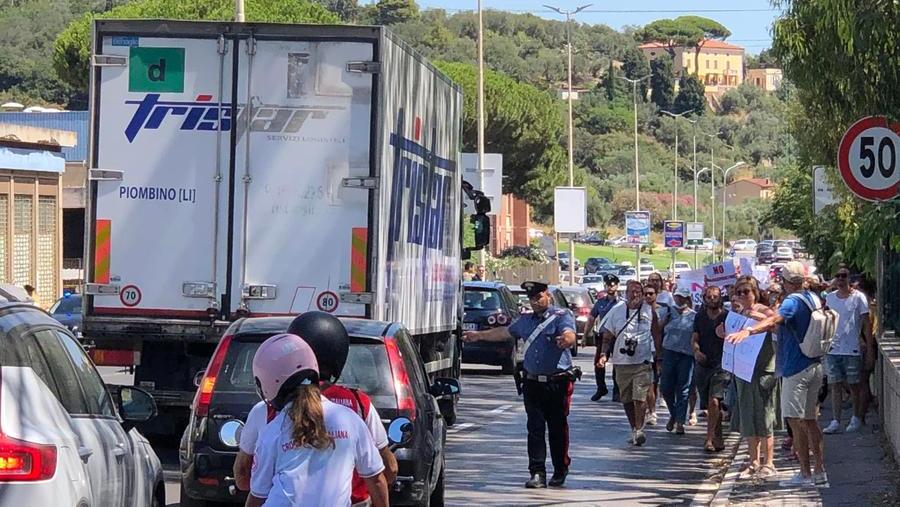 Piombino, la protesta contro il rigassificatore blocca il traffico – Video