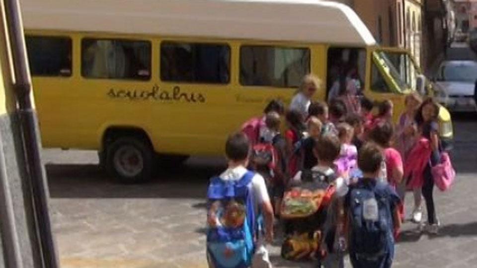 Pietrasanta, la mamma della bimba persa sul bus: «Mia figlia fatta salire sul pulmino sbagliato» 