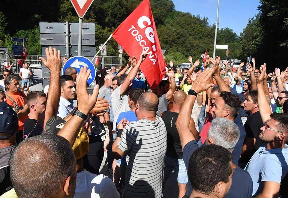 Integrativo, lo sciopero continua «No ai ricatti sugli straordinari»