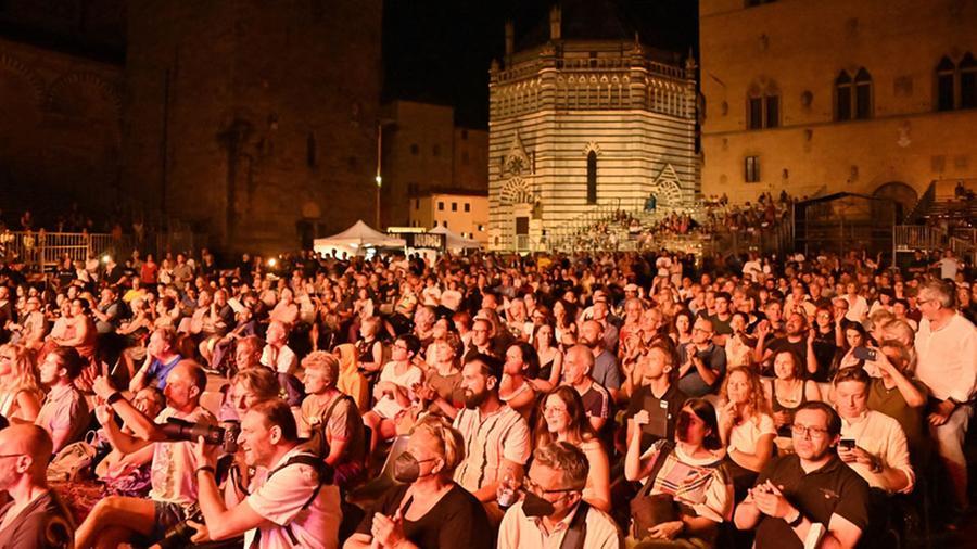 
	Il pubblico presente ieri sera in piazza del Duomo Prima serata dedicata tutta al blues in questa edizione 2022 del festival pistoiese (foto Nucci)

