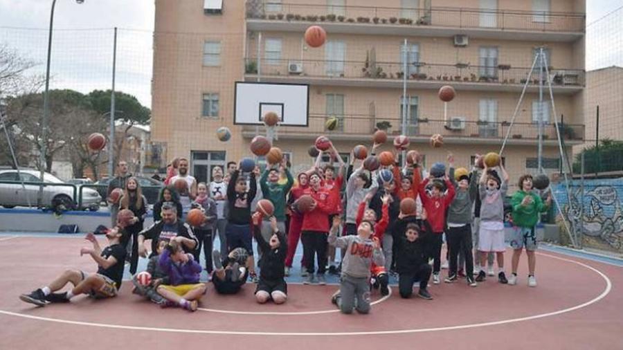 Playground, staccato il canestro I vandali tornano in piazza Lulli 