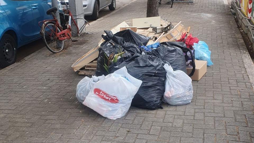 La città a ostacoli: sos di Unione ciechi per la spazzatura sui marciapiedi 