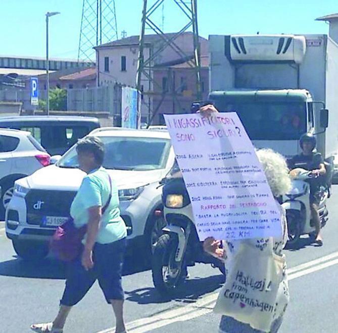 La protesta Dal centro giovani al Poggetto si snoda la catena umana
