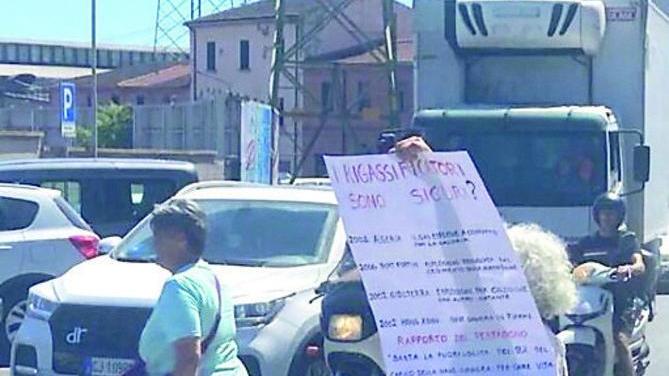 La protesta Dal centro giovani al Poggetto si snoda la catena umana