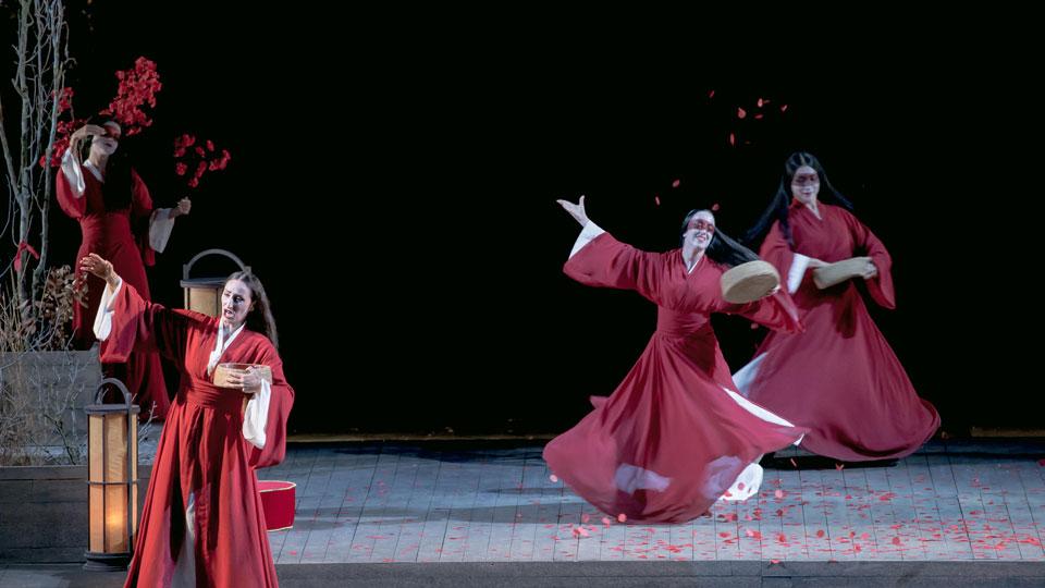 Un momento di Madama Butterfly di Lorenzo Montanelli e il regista teatrale, scenografo e costumista Pier Luigi Pizzi