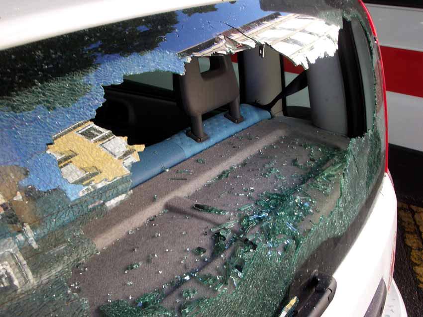 
	Un'auto danneggiata

