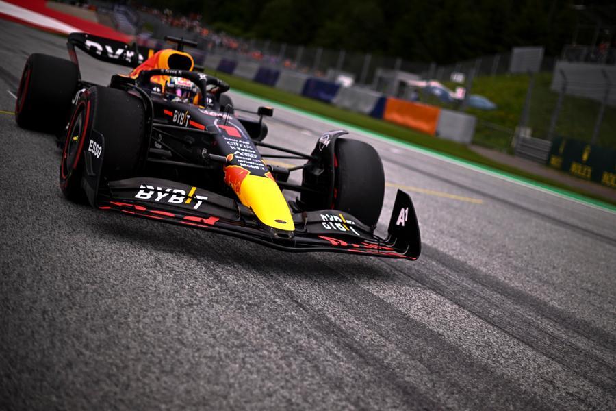 epa10061770 Dutch Formula One driver Max Verstappen of Red Bull Racing makes his way to the starting grid before the Sprint Race of the Formula One Grand Prix of Austria at the Red Bull Ring in Spielberg, Austria, 09 July 2022.  EPA/CHRISTIAN BRUNA