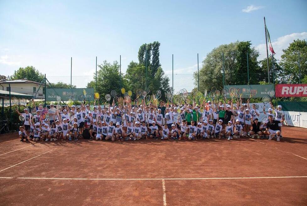 Il dritto più bello di Musetti per la solidarietà: a Forte gioca con 250 bambini per costruire una scuola 