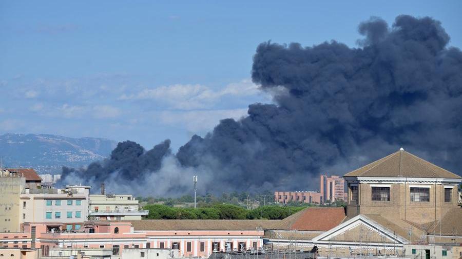 
	La colonna di fumo che si &egrave; alzata su Roma in seguito all&#39;incendio nella zona est della citt&agrave; (Foto Ansa/Claudio&nbsp;Peri)

