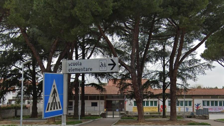 La scuola Cesare Marcacci di piazza Macchi, a Vicarello (foto d'archivio)