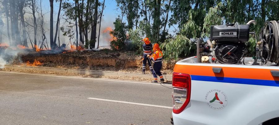 
	L'incendio che ha portato alla chiusura della strada della Nurra, la statale 291 (foto Ivan Nuvoli)

