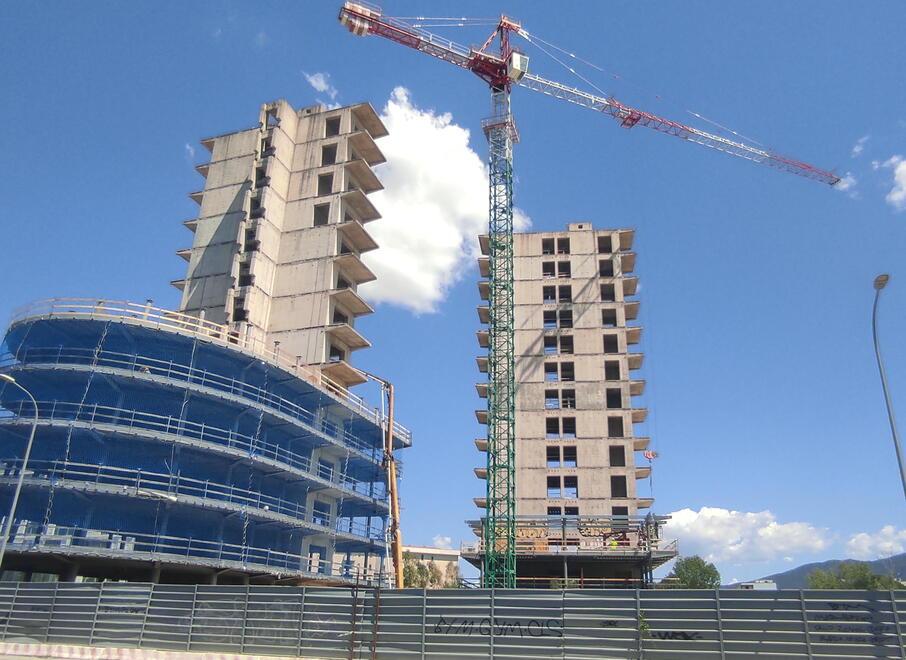 Le torri di Pisanova sono alte 45 metri, all’interno 90 appartamenti mentre al piano terra la zona commerciale con negozi e una piazza di 7mila metri quadrati