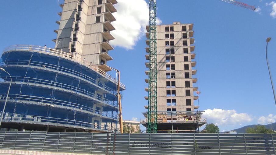 Le torri di Pisanova sono alte 45 metri, all’interno 90 appartamenti mentre al piano terra la zona commerciale con negozi e una piazza di 7mila metri quadrati