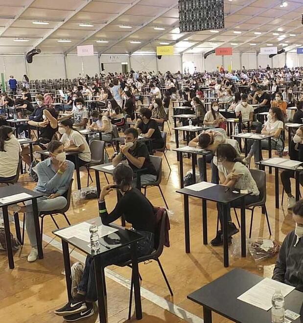 Studenti durante i test di ammissione all’università