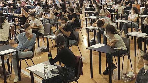 Studenti durante i test di ammissione all’università