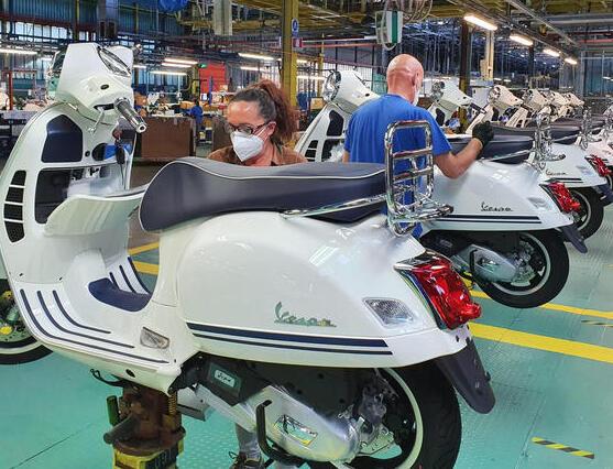 Una linea di montaggio della Vespa all’interno della fabbrica di Piaggio a Pontedera
