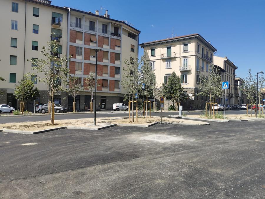 
	Il cantiere di piazza Baldinucci &egrave; quasi finito, ed ecco come si presenta oggi: una colata di asfalto, alberi secchi e neanche un filo d&rsquo;erba. I parcheggi poi sono stati quasi dimezzati

