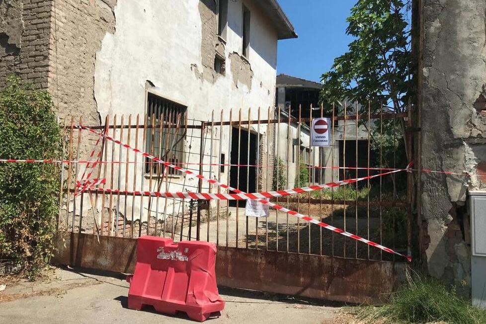 Il ragazzo era salito sulla copertura di uno degli edifici da tempo in disuso. Il tetto non ha retto il peso ed è crollato all’improvviso