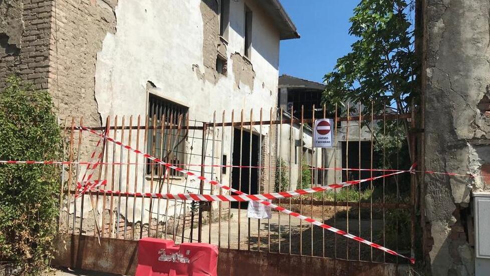 Il ragazzo era salito sulla copertura di uno degli edifici da tempo in disuso. Il tetto non ha retto il peso ed è crollato all’improvviso
