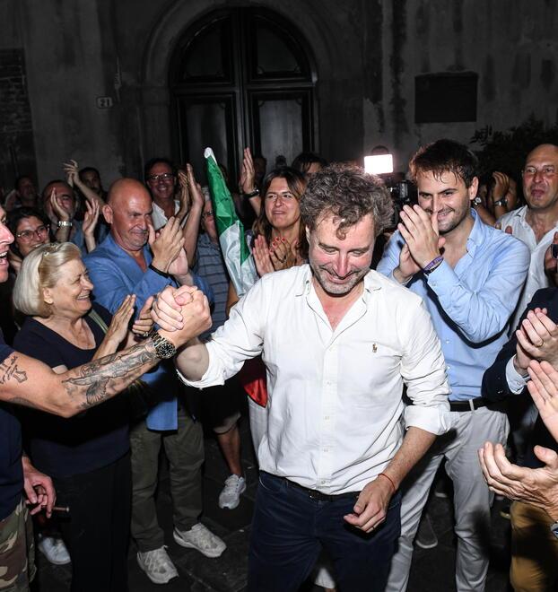 L’esultanza per la vittoria elettorale nella notte tra il 26 e il 27 giugno