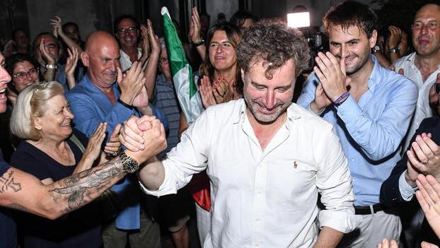 L’esultanza per la vittoria elettorale nella notte tra il 26 e il 27 giugno