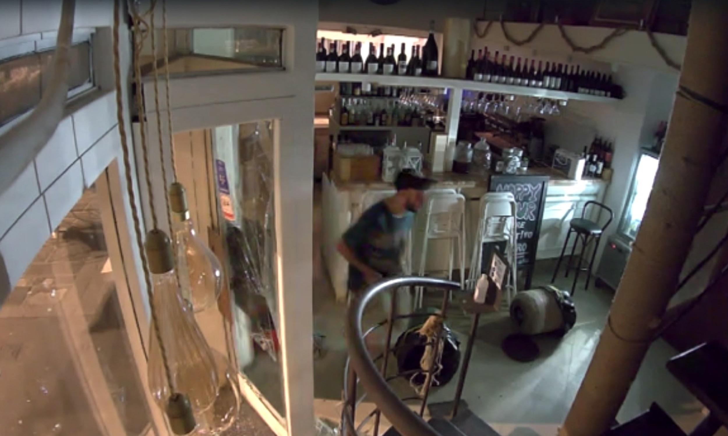 Il ladro sorpreso dalle telecamere