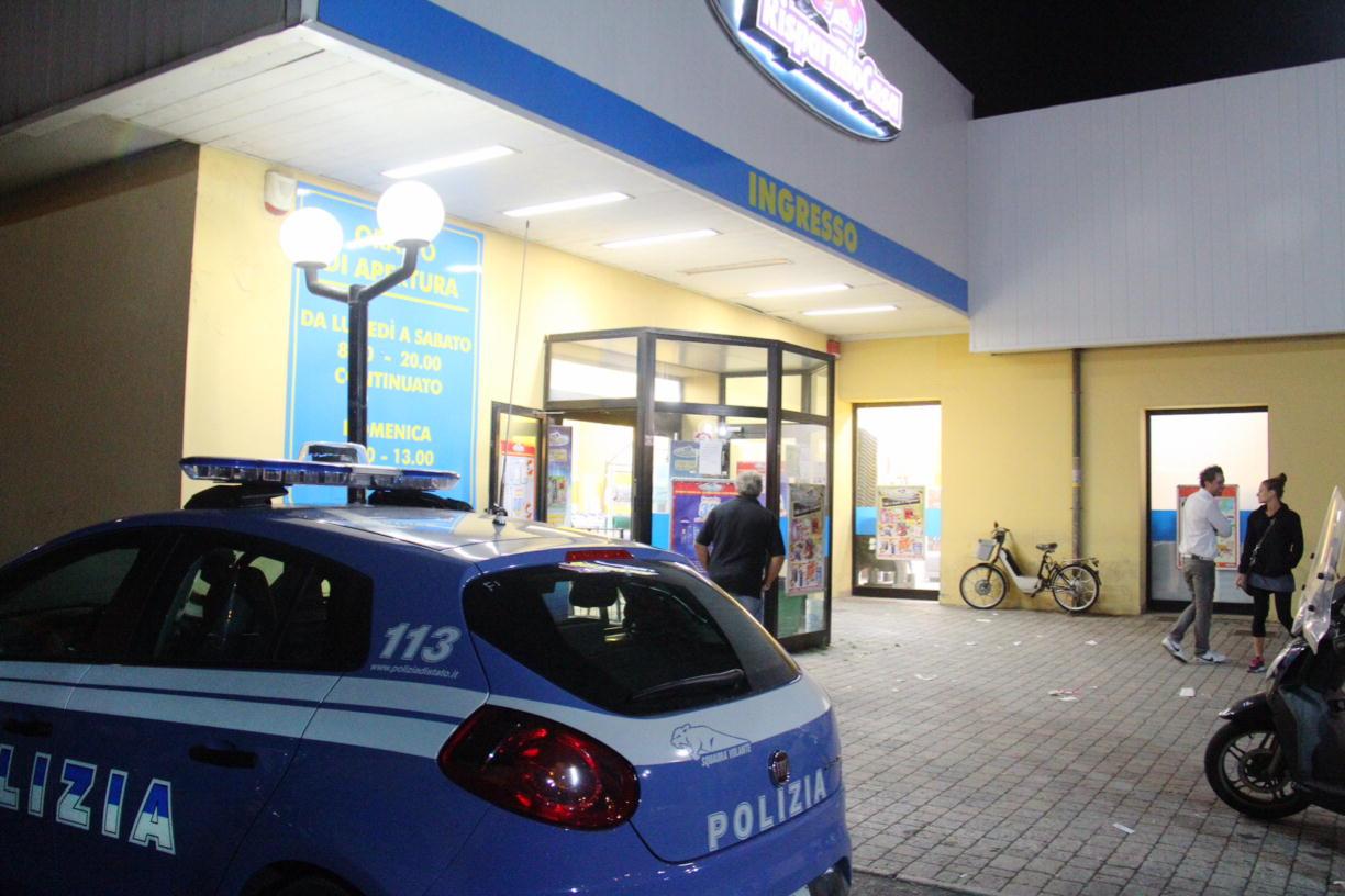 La polizia da Risparmio Casa (foto d'archivio)