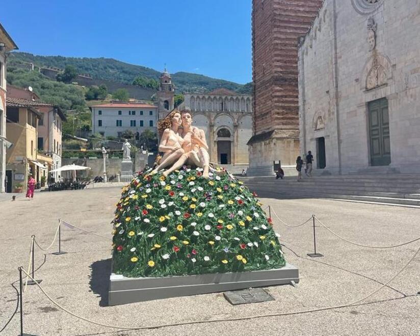Piazza Duomo, nel centro di Pietrasanta di notte è uno dei luoghi della movida