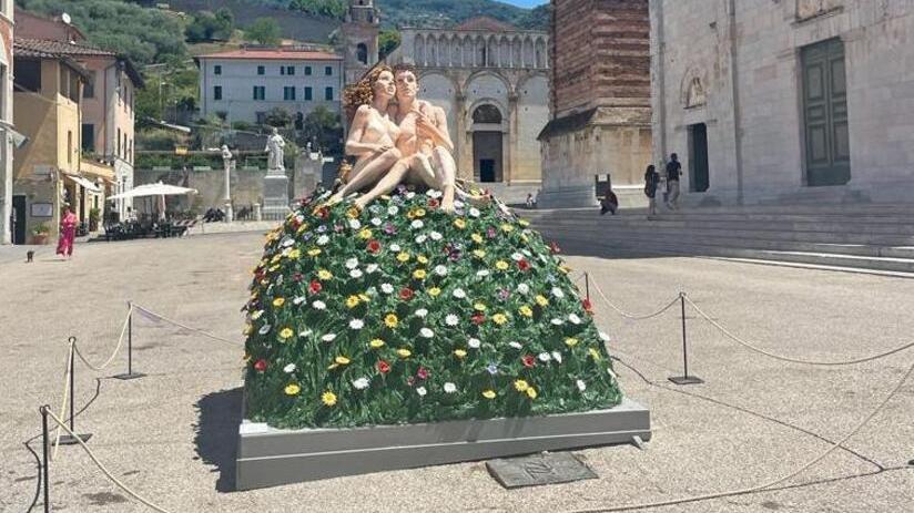 Piazza Duomo, nel centro di Pietrasanta di notte è uno dei luoghi della movida