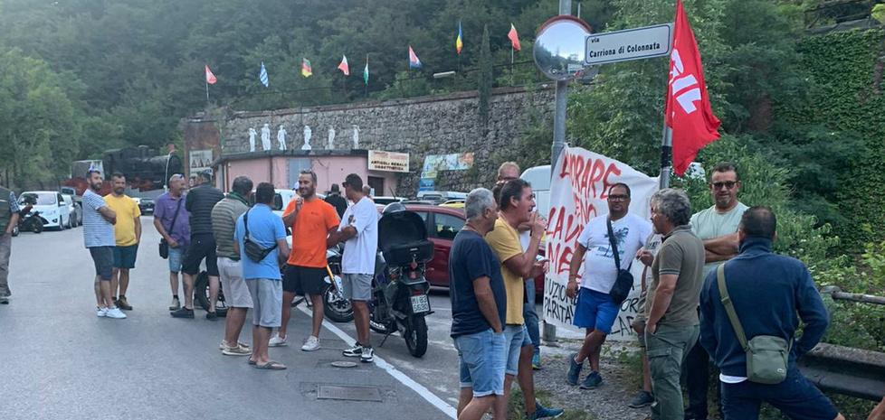 Il presidio di ieri mattina, sabato, organizzato da lavoratori e sindacato