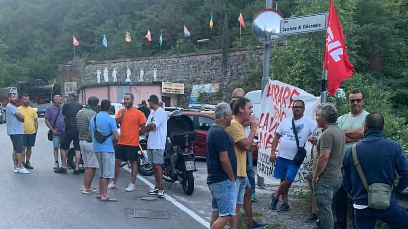 Il presidio di ieri mattina, sabato, organizzato da lavoratori e sindacato