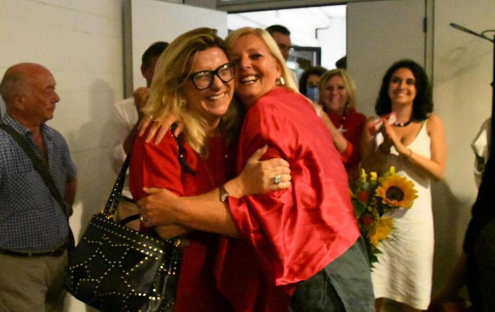 La sindaca Serena Arrighi con Roberta Crudeli