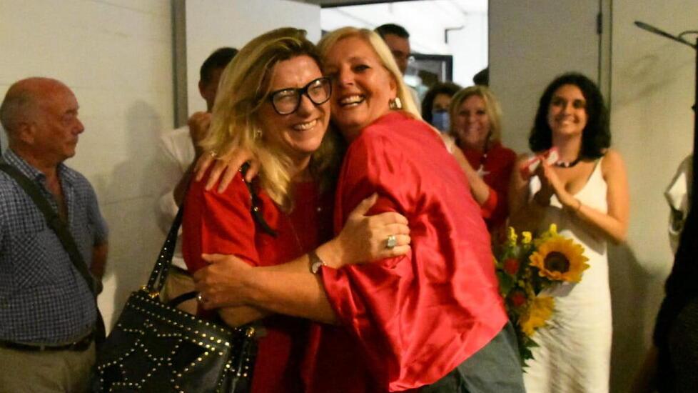 La sindaca Serena Arrighi con Roberta Crudeli