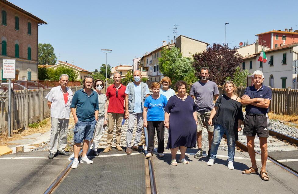 Nel fotoservizio di Autovino il gruppo di abitanti di via dello Zuccherificio a Fontanella