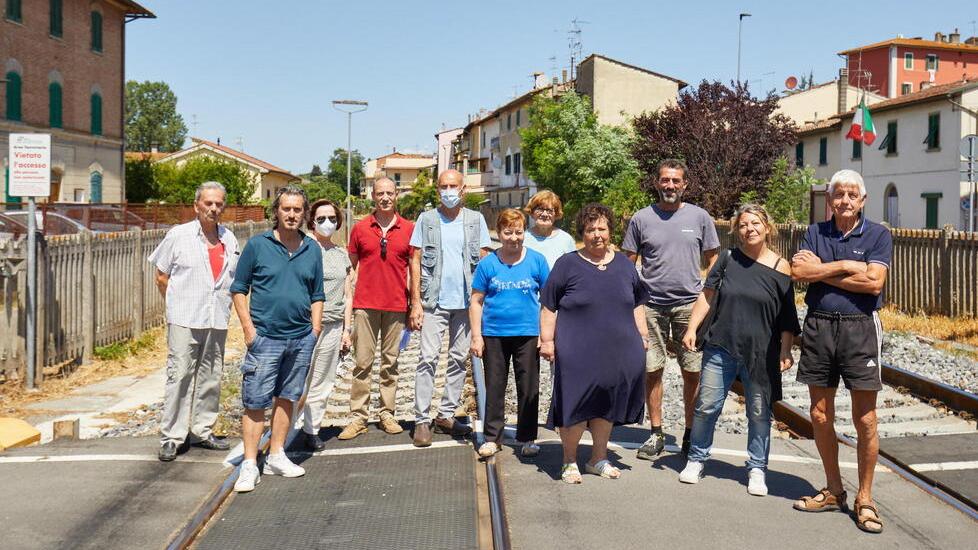 Nel fotoservizio di Autovino il gruppo di abitanti di via dello Zuccherificio a Fontanella