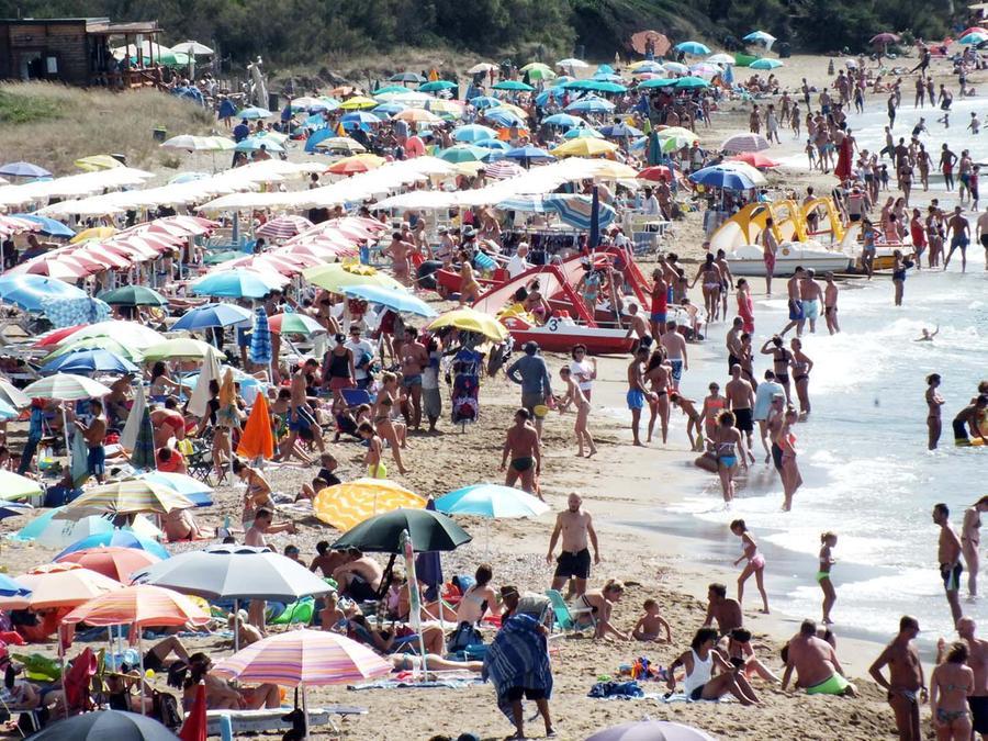 BARATTI (PIOMBINO) - FERRAGOSTO NON DA TUTTO ESAURITO, A CAUSA ANCHE DEL TEMPO INCERTO MOLTI TURISTI MENO DEL SOLITO