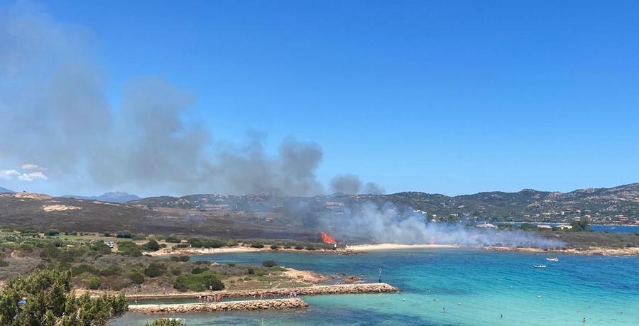 Rogo a Costa Corallina, le fiamme corrono verso Porto Istana