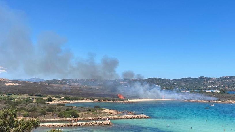 Rogo a Costa Corallina, le fiamme corrono verso Porto Istana