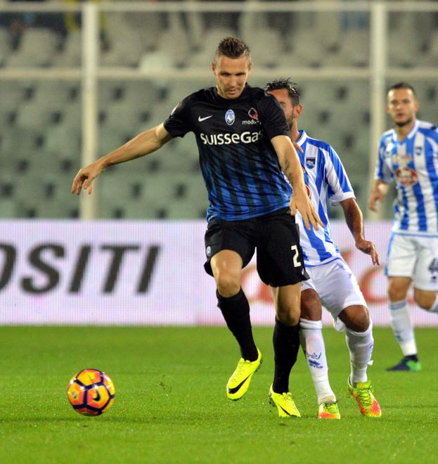 Kurtic in azione con la maglia dell’Atalanta, una delle tante squadre in cui ha  militato in Italia prima della cessione dal Parma al Paok
