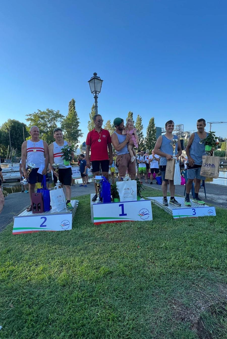 
	La premiazione delle gare di canoa a Torre del Lago

