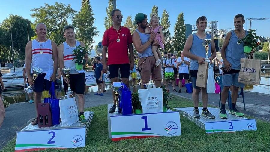 La premiazione delle gare di canoa a Torre del Lago