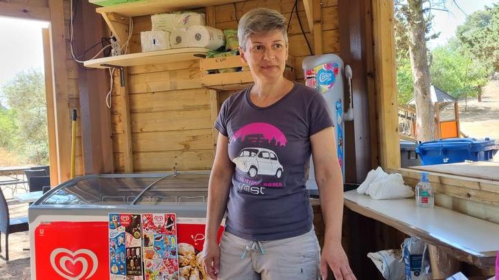 Giovanna Ticca nel chiosco appena riaperto