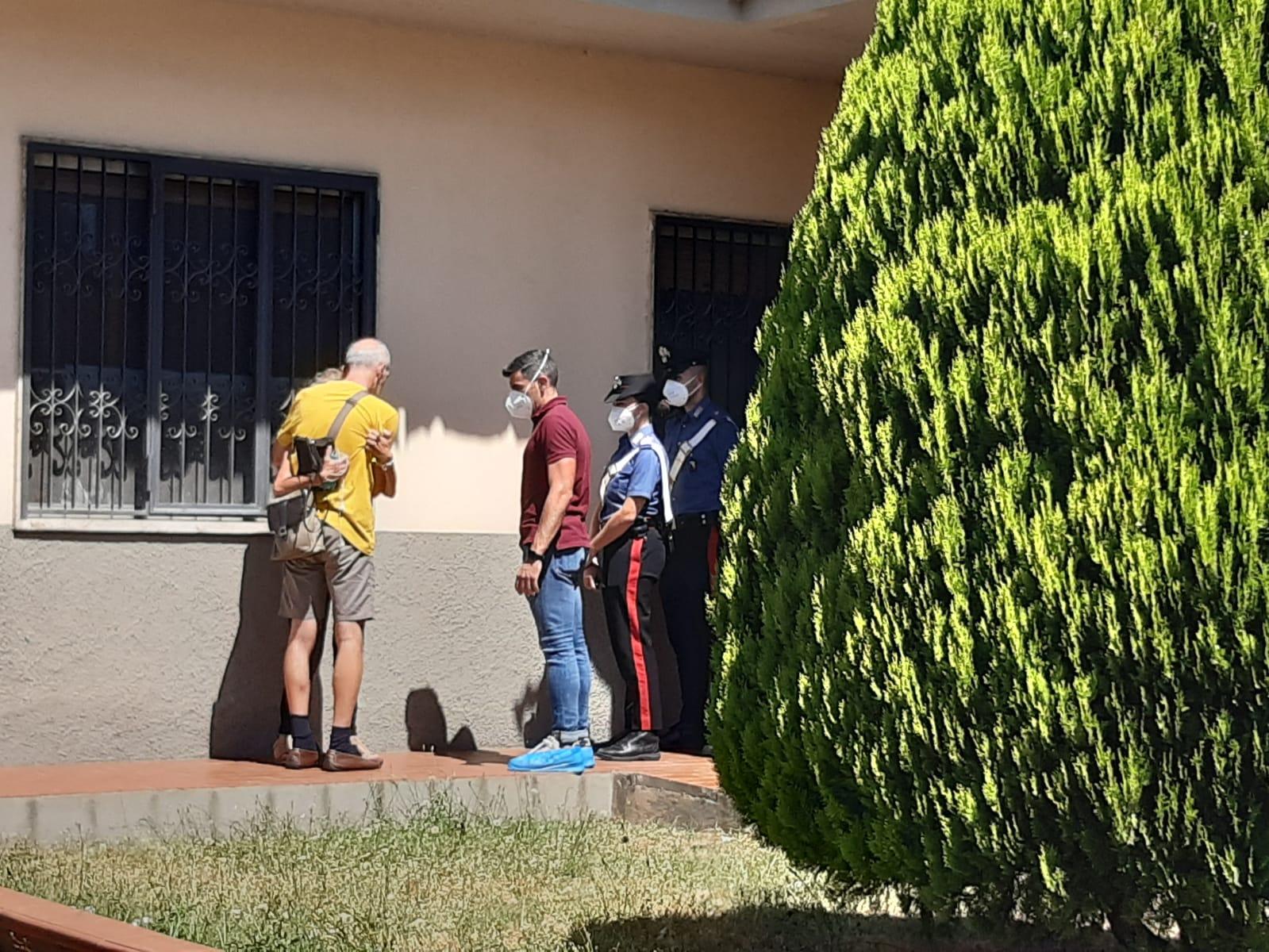 Uccide la moglie, poi si accoltella. L’incredulità dei vicini: «Erano una coppia così tenera» 