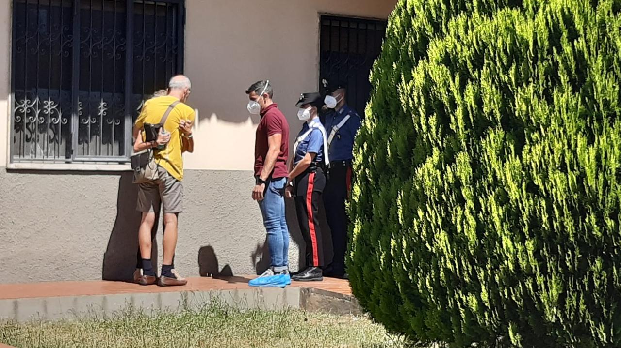 Uccide la moglie, poi si accoltella. L’incredulità dei vicini: «Erano una coppia così tenera»