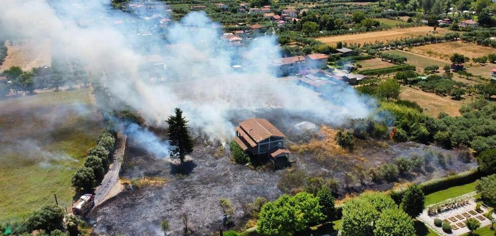 Forte dei Marmi, incendio vicino alla case nella zona di Vaiana: «Così è stato evitato il peggio»