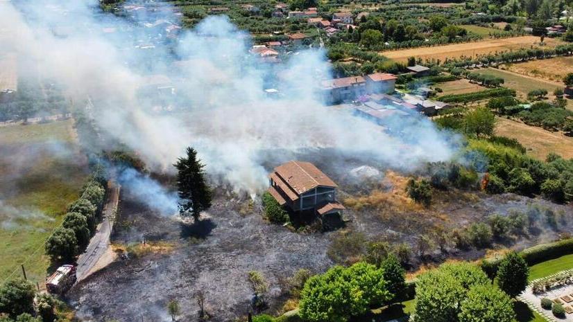 Forte dei Marmi, incendio vicino alla case nella zona di Vaiana: «Così è stato evitato il peggio»