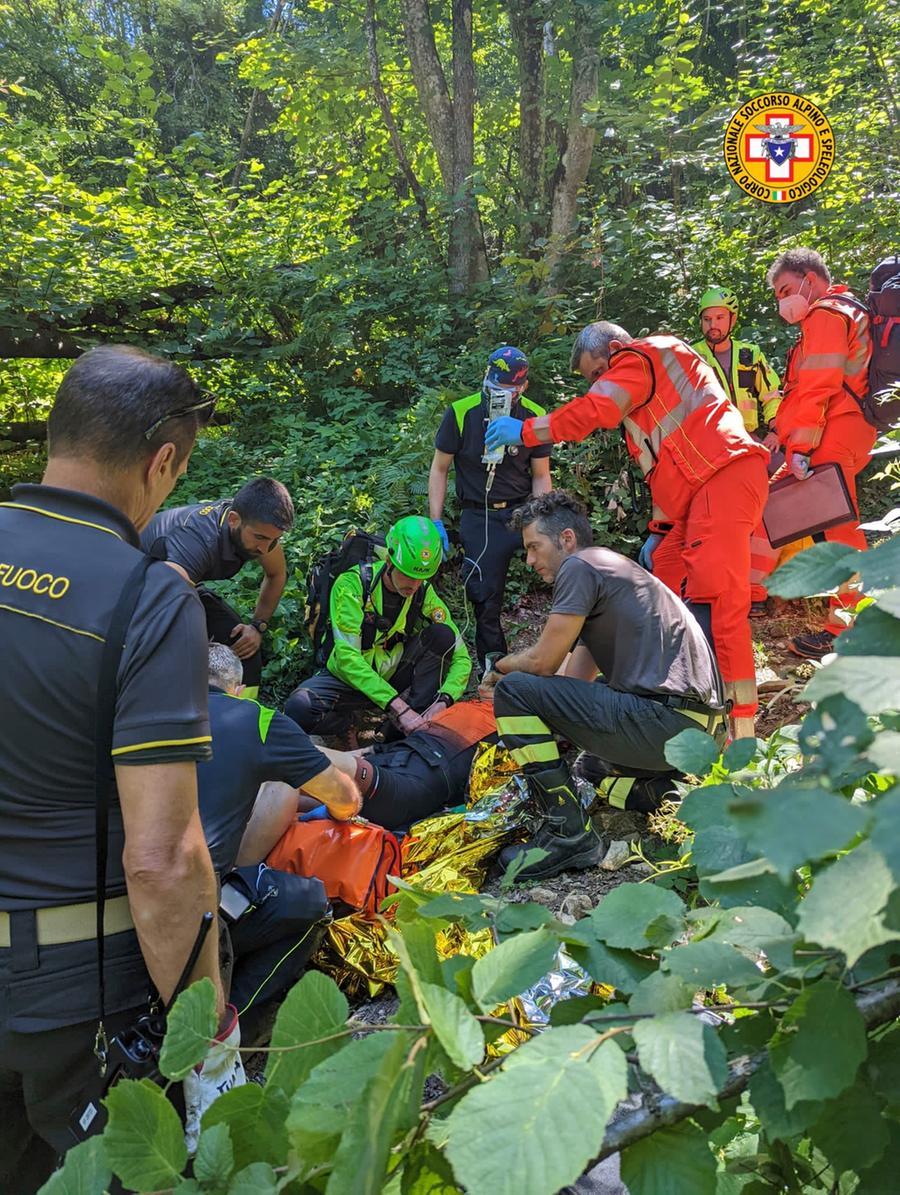 Prignano,  gita con gli amici cade dalla mountain bike e si rompe il femore