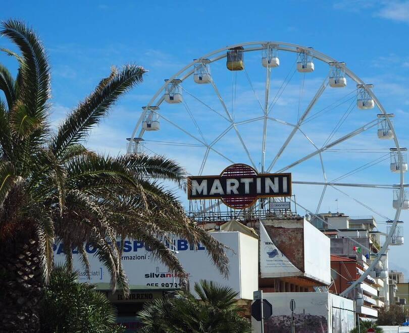Lido di Camaiore, la ruota panoramica si ferma per un black out elettrico 