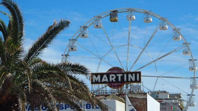 Lido di Camaiore, la ruota panoramica si ferma per un black out elettrico